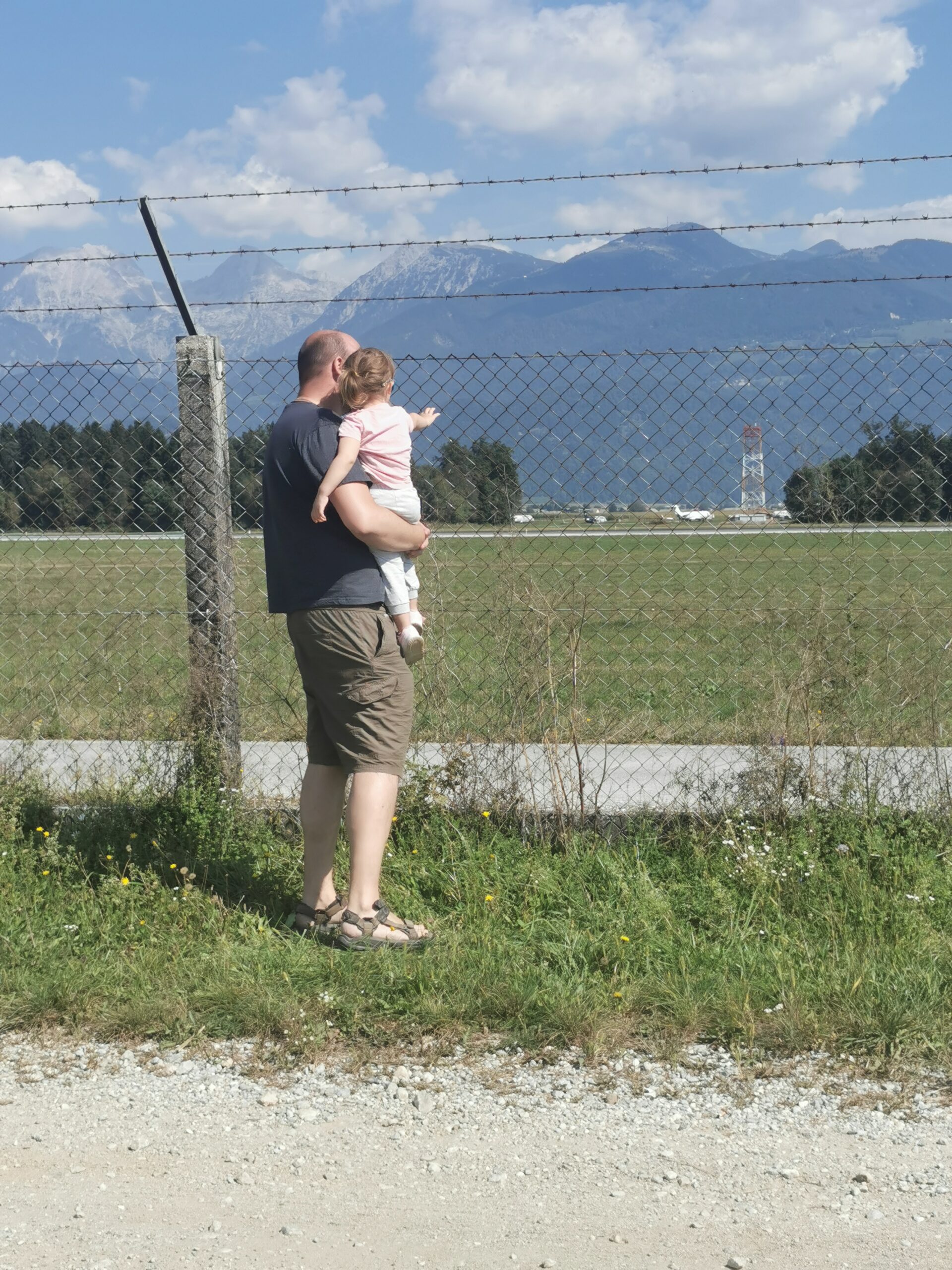 kam z otrokom na izlet, opazovanje letal, letališče brnik, letališče ljubljana, enodnevni izlet, kam na izlet, prihodi letal brnik, brnik, letališče ljubljana, ljubljana airport, kam z mulcem, kam z malčkom, letala, letališče, odhodi letal ljubljana, letala, z letalom, potovanja, potovenje, izleti po sloveniji, ljubljana, izlet ljubljana, kranj, brdo, ljubljana izlet, aktivnosti za otroke