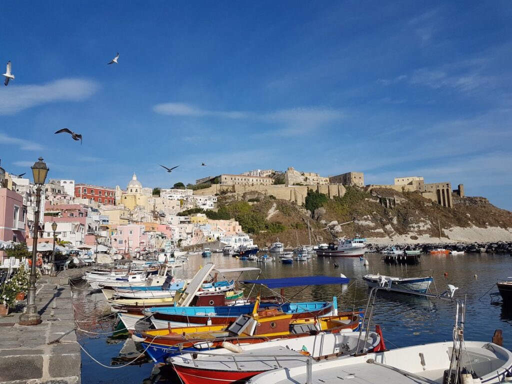 Procida, Rim, Neapelj, Pompeji, Napoli, Italia, Italy, Amalfi coast, Amalfi, Positano, Capri, hitri vlak, hitri vlak rim, hiter vlak rim, hitrost vlaka rim, rim benetke, benetke rim, hitri vlak benetke, tren italo, italo treno, trenitalia, positano, amalfi